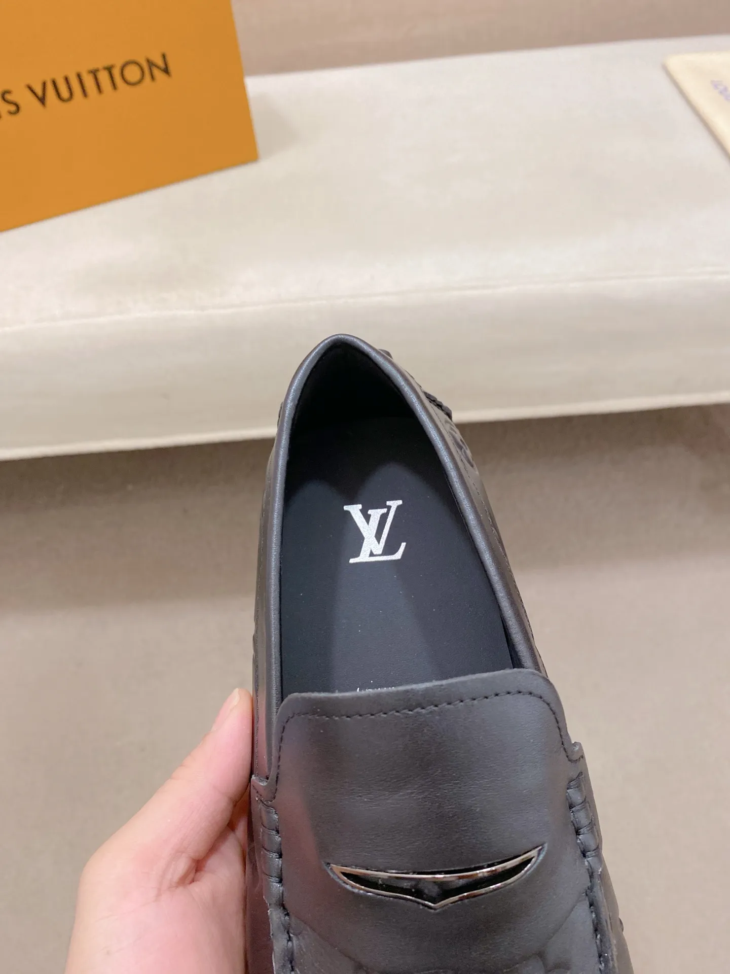 Factory price: 500💰High-end quality! LV 🆕🆕Exclusive hot-selling products in stock🔥🔥New products on the shelves, high-quality Ferragamo men's pea shoes, high-end casual driving shoes, with complete packaging! 💪 💪 Material: imported first-layer cowhide 🐂 + imported high-quality buffalo leather lining + wear-resistant outsole 👍🏻👍🏻 Features: high-end and comfortable, purely handmade 🚀 🚀 Create the perfect shoes that suit you best 🔥 🔥 Size: (38-44) 45 standard size can be customized!